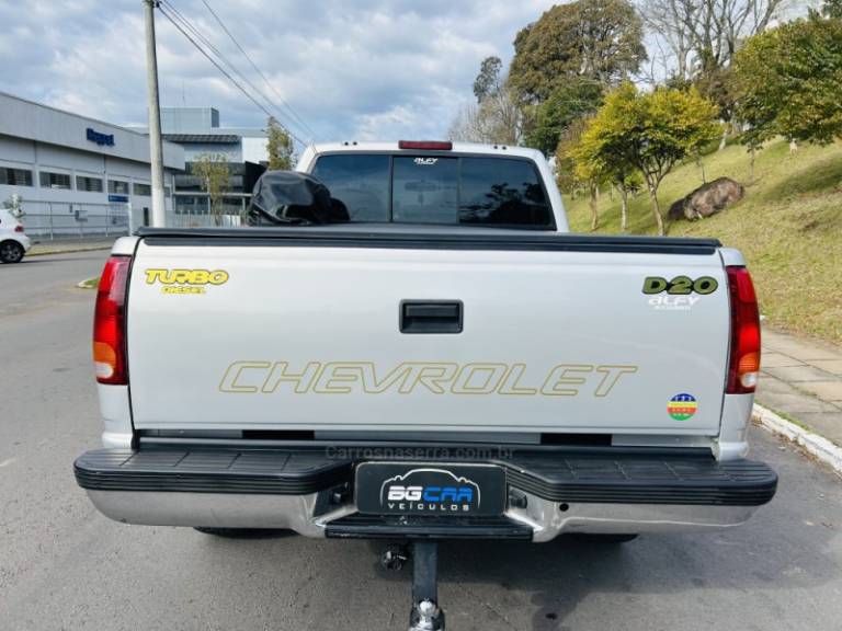 CHEVROLET - SILVERADO - 2000/2001 - Prata - R$ 109.900,00