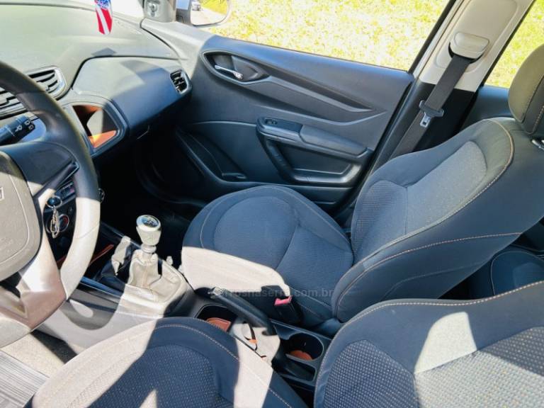 CHEVROLET - ONIX - 2013/2014 - Branca - R$ 48.900,00