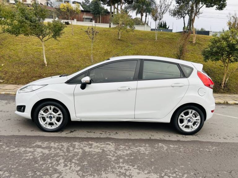 FORD - FIESTA - 2013/2014 - Branca - R$ 45.900,00