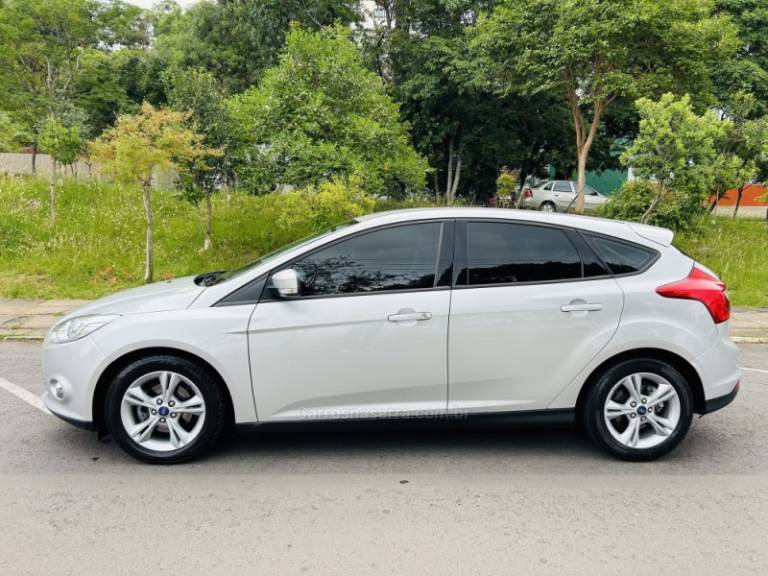 FORD - FOCUS - 2014/2015 - Prata - R$ 59.900,00