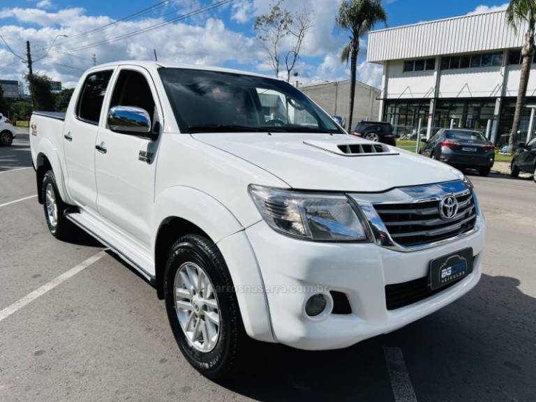 TOYOTA - HILUX - 2012/2012 - Branca - R$ 127.900,00